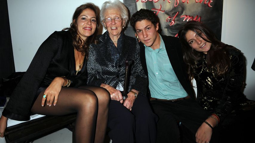 Vito Schnabel mit Schwestern Lola Schnabel und Stella Schnabel sowie Großmutter Anne de Beaurang