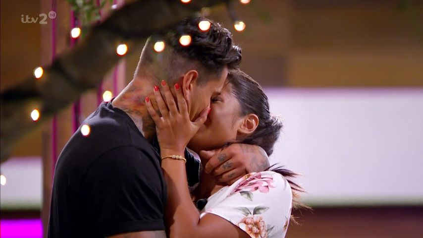 Terry Walsh und Malin Andersson in einer Szene von "Love Island"
