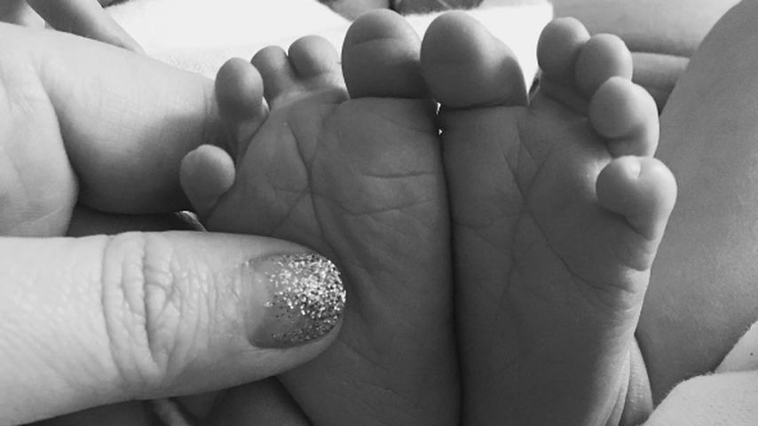 Tess Holliday zeigt die Mini-Füßchen ihres Babys