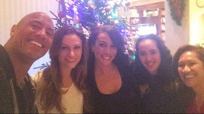 Dwayne "The Rock" Johnson (l.) und Nia Jax (3.v.l.) auf einem Familienfoto