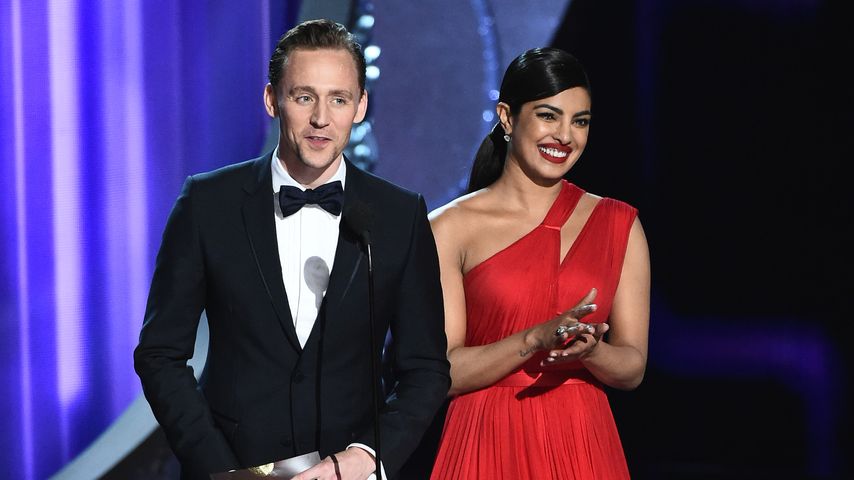 Tom Hiddleston und Priyanka Chopra auf der Bühne der Emmy Awards