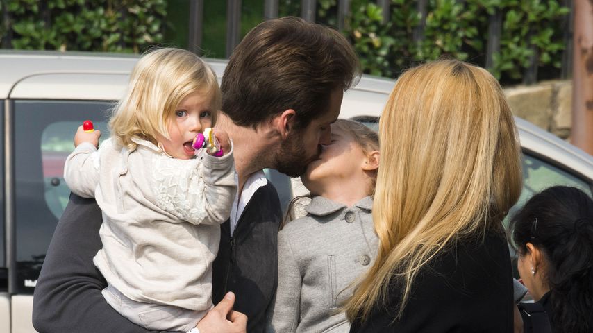 Tomaso Trussardi gibt Töchtern Sole einen Geburtstagskuss