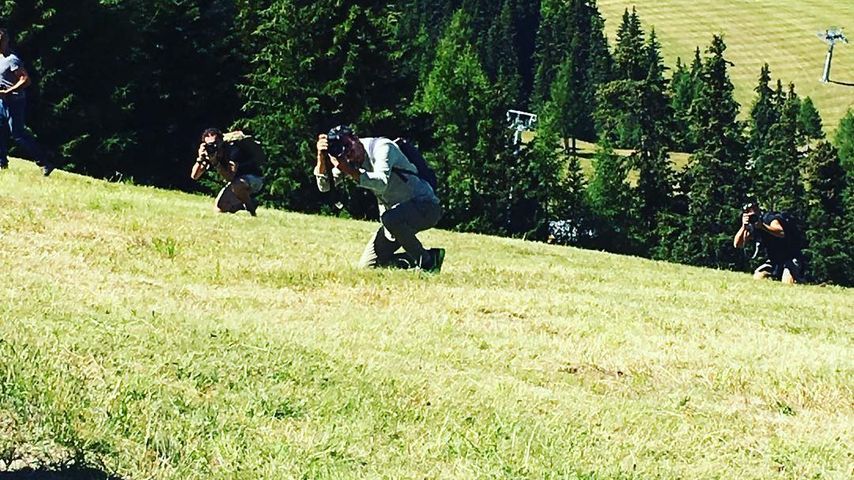 Tomaso Trussardi wird im Urlaub von Paparazzi verfolgt