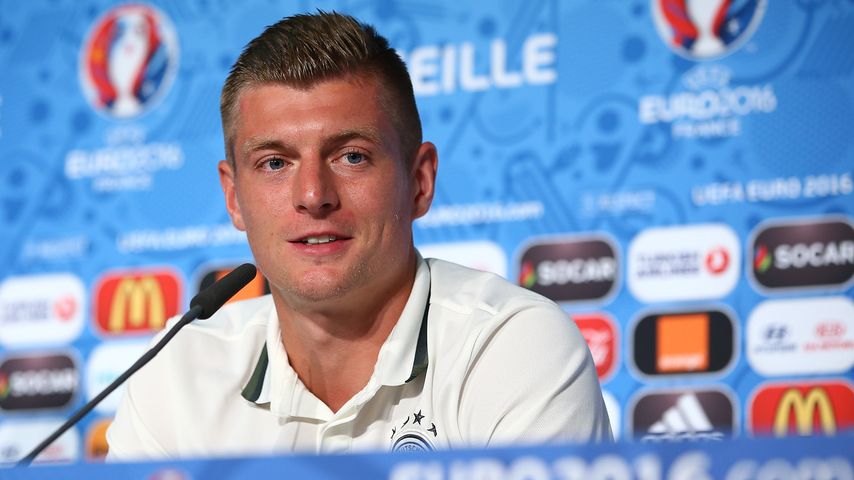 Toni Kroos bei einer Pressekonferenz während der EM 2016