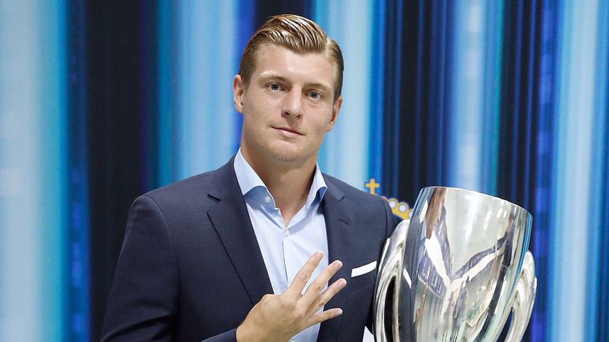 Toni Kroos mit dem UEFA Supercup Pokal 2017