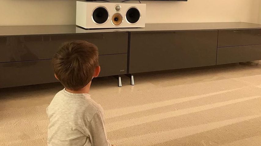 Toni Kroos' Sohn Leon vor dem Fernseher