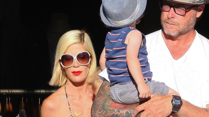 Tori Spelling mit ihren Kindern und Dean McDermott