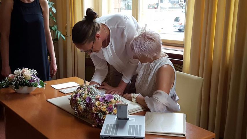 Trixie Hübschmann und ihre Ehefrau während der Hochzeit