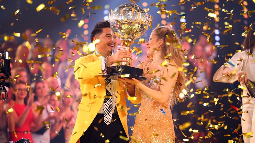 Victoria Swarovski und Erich Klann mit dem "Let's Dance"-Pokal