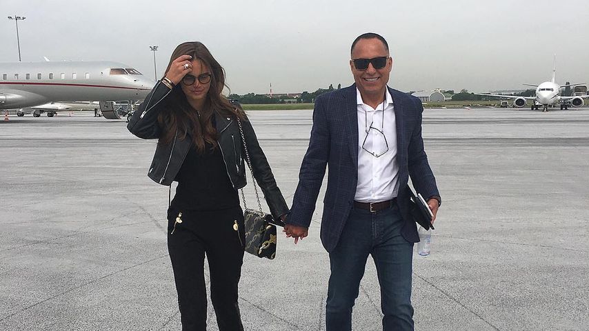 Xenia Deli und Ossama Fathi Rabah Al-Sharif am Flughafen von Paris