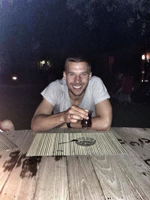 lukas-podolski-trinkt-ein-schlueckle-tee.jpg