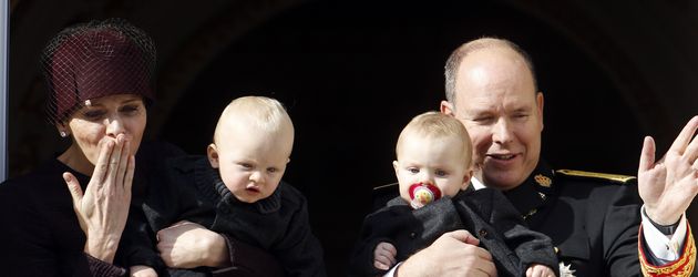 Fürstin Charlène, Albert II von Monaco, Prinzessin Gabriella und Prinz Jacques Fürstin Charlène, Albert II von Monaco, Prinzessin Gabriella und Prinz Jacques