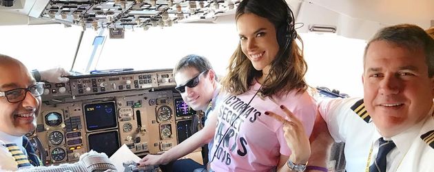 Victoria's Secret Model Alessandra Ambrosio im Cockpit Victoria's Secret Model Alessandra Ambrosio im Cockpit