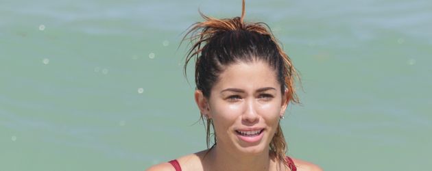 Alexandra Rodriguez in rotem Bikini am Strand von Miami Alexandra Rodriguez in rotem Bikini am Strand von Miami