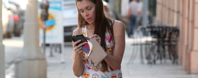 Alicia Arden tippt auf ihrem Handy in Hollywood Alicia Arden tippt auf ihrem Handy in Hollywood