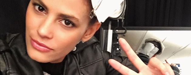 Alisar Ailabouni backstage bei der NYFW-Show von Designer John Paul Ataker Alisar Ailabouni backstage bei der NYFW-Show von Designer John Paul Ataker