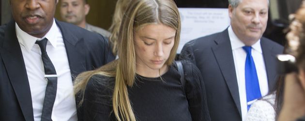 Amber Heard verlässt das Gericht in L.A. Amber Heard verlässt das Gericht in L.A.