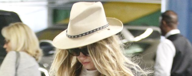 Amber Heard versteckt sich hinter Hut und Sonnenbrille Amber Heard versteckt sich hinter Hut und Sonnenbrille