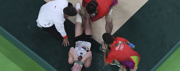 Andreas Toba mit Ärzten nach seiner Verletzung bei den Olympischen Spielen 2016 Andreas Toba mit Ärzten nach seiner Verletzung bei den Olympischen Spielen 2016