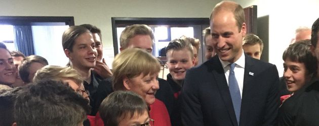 Angela Merkel und Prinz William während eines Empfangs in Düsseldorf Angela Merkel und Prinz William während eines Empfangs in Düsseldorf