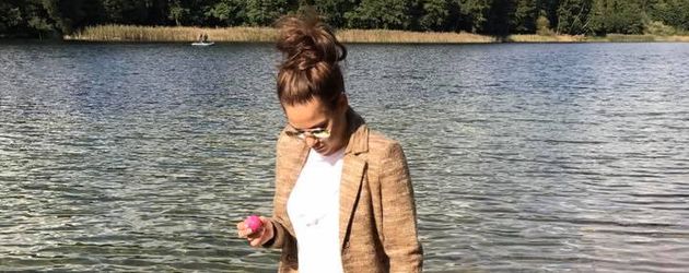 Angelina Heger mit ihren Bulldoggen Lotti und Louis Angelina Heger mit ihren Bulldoggen Lotti und Louis