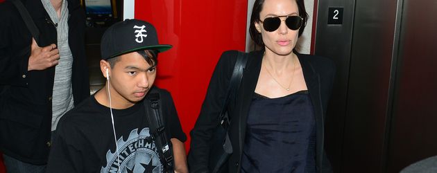 Angelina Jolie mit Sohn Pax bei Ankunft am LAX Airport in Los Angeles Angelina Jolie mit Sohn Pax bei Ankunft am LAX Airport in Los Angeles