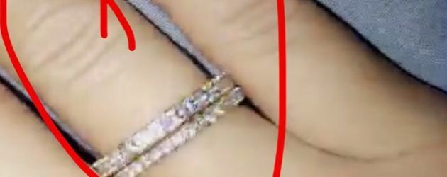 Ann-Kathrin Brömmels zeigt ihren neuen Ring Ann-Kathrin Brömmels zeigt ihren neuen Ring