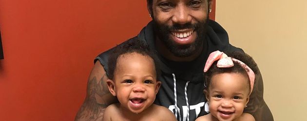Antonio Cromartie mit seinen Zwillingen Antonio Cromartie mit seinen Zwillingen