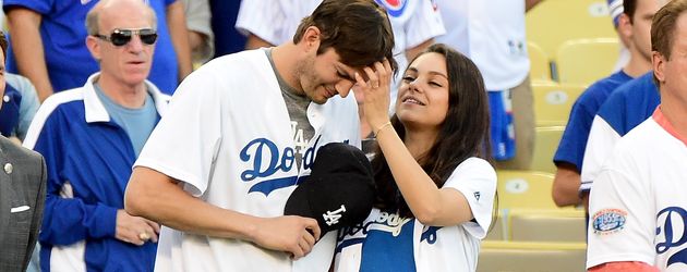 Ashton Kutcher und Mila Kunis beim Baseball in Los Angeles Ashton Kutcher und Mila Kunis beim Baseball in Los Angeles