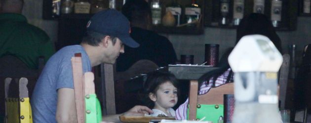 Ashton und Wyatt Isabelle Kutcher in Studio City Ashton und Wyatt Isabelle Kutcher in Studio City