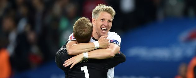 Bastian Schweinsteiger freut sich über sein Tor bei EM 2016 Bastian Schweinsteiger freut sich über sein Tor bei EM 2016