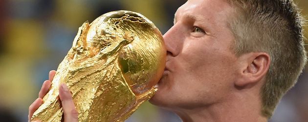 Bastian Schweinsteiger bei der Siegerehrung mit dem WM-Pokal am 13. Juli 2014 Bastian Schweinsteiger bei der Siegerehrung mit dem WM-Pokal am 13. Juli 2014