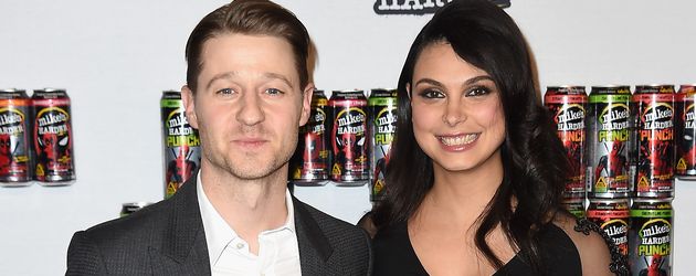 Ben McKenzie und die schwangere Morena Baccarin beim "Deadpool" Fan Event Ben McKenzie und die schwangere Morena Baccarin beim "Deadpool" Fan Event