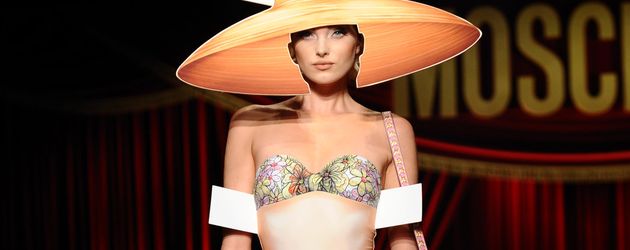 Bikinioutfit im Look einer Anziehpuppe Bikinioutfit im Look einer Anziehpuppe