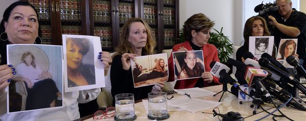 Pamela Abeyta, Sharon Van Ert und Lisa Christie, drei angebliche Cosby-Opfer, mit Anwältin Allred Pamela Abeyta, Sharon Van Ert und Lisa Christie, drei angebliche Cosby-Opfer, mit Anwältin Allred