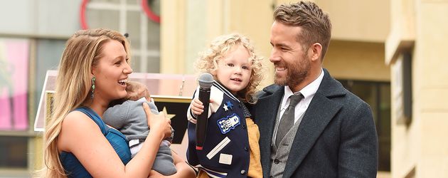 Blake Lively mit ihren Töchtern und Mann Ryan Reynolds bei seiner "Walk of Fame"-Ehrung 2016 Blake Lively mit ihren Töchtern und Mann Ryan Reynolds bei seiner "Walk of Fame"-Ehrung 2016