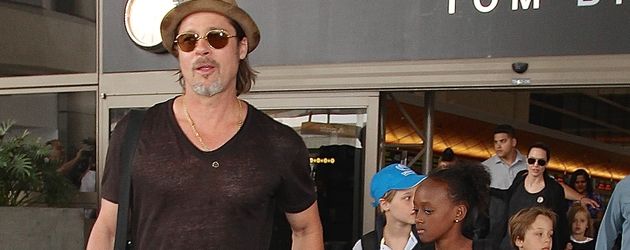 Brad Pitt und Angelina Jolie mit ihren Kindern am LAX Brad Pitt und Angelina Jolie mit ihren Kindern am LAX