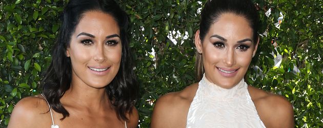 Brie Bella und Nikki Bella bei den "Teen Choice Awards 2016" Brie Bella und Nikki Bella bei den "Teen Choice Awards 2016"