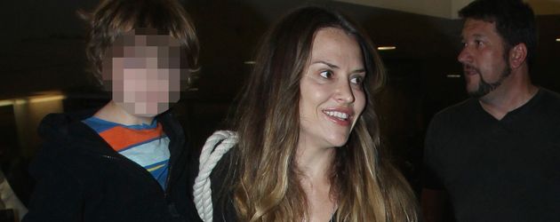 Brooke Mueller mit den Kindern Max und Bob Sheen am LAX Brooke Mueller mit den Kindern Max und Bob Sheen am LAX