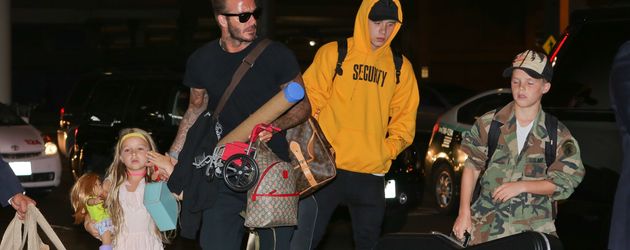 Brooklyn Beckham (3. v. l.) mit Papa David, Schwester Harper (l.) und Bruder Cruz (r.) Brooklyn Beckham (3. v. l.) mit Papa David, Schwester Harper (l.) und Bruder Cruz (r.)