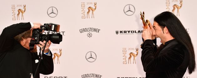 Bülent Ceylan mit seinem Bambi Bülent Ceylan mit seinem Bambi