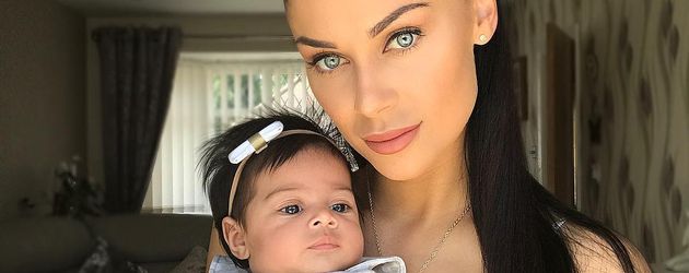 Cally Jane Beech mit ihrem Baby Vienna Cally Jane Beech mit ihrem Baby Vienna