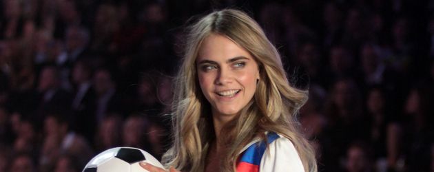 Cara Delevingne im November 2013 bei der Victoria's Secret-Show in New York Cara Delevingne im November 2013 bei der Victoria's Secret-Show in New York