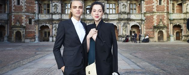Cara Delevingne und St. Vincent (Annie Clark) im März 2016 in Paris Cara Delevingne und St. Vincent (Annie Clark) im März 2016 in Paris