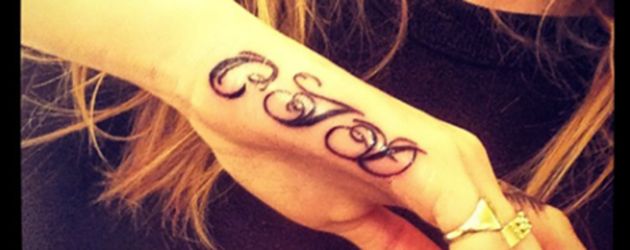 Tattoo unterm Fuß Übertreibt es Cara Delevingne? Promiflash.de