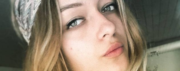 Carla Roméra mit Haarband Carla Roméra mit Haarband