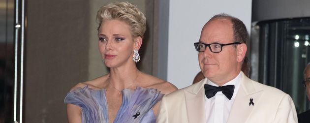 Fürstin Charléne und Fürst Albert von Monaco beim Rotkreuzball in Monte Carlo Fürstin Charléne und Fürst Albert von Monaco beim Rotkreuzball in Monte Carlo