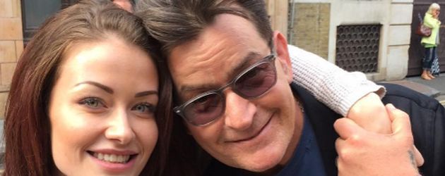 Charlie Sheen (r.) mit Model Jess Impiazzi in London Charlie Sheen (r.) mit Model Jess Impiazzi in London
