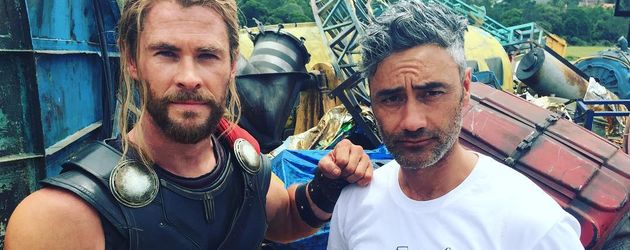Chris Hemsworth mit einem Statement-Papier am Filmset Chris Hemsworth mit einem Statement-Papier am Filmset