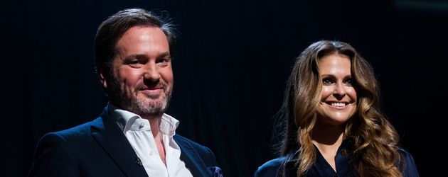 Chris O'Neill und Madeleine von Schweden in einer Talkshow Chris O'Neill und Madeleine von Schweden in einer Talkshow